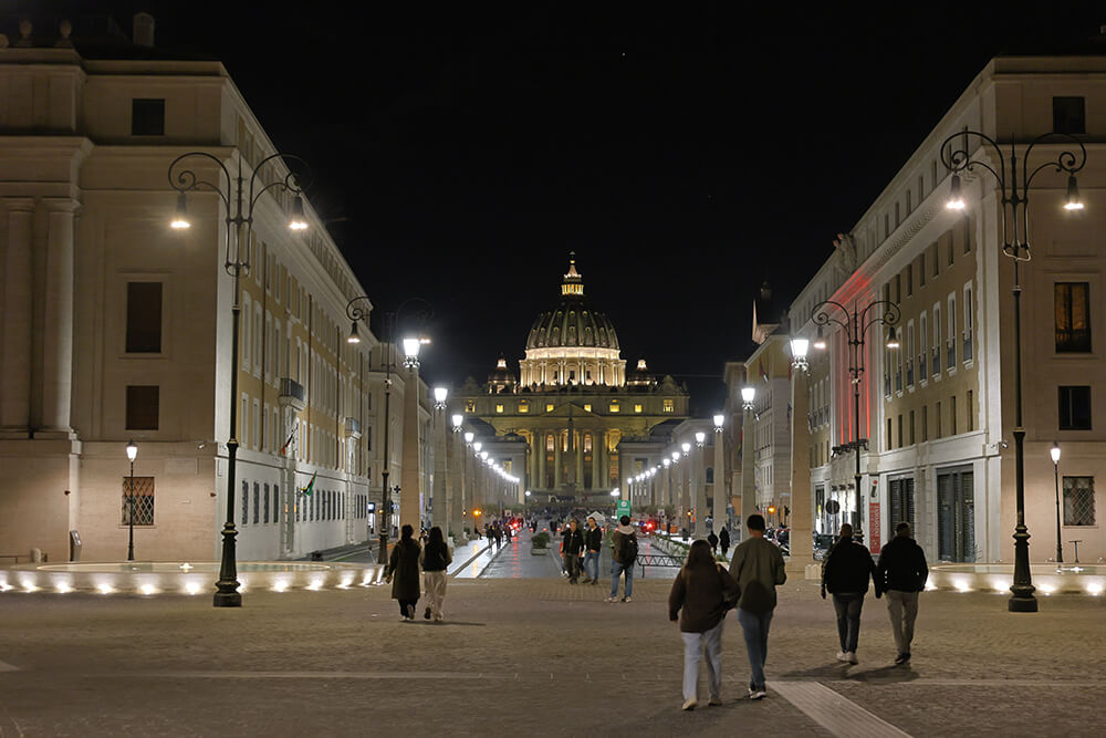 Blick auf den Petersdom bei Nacht
