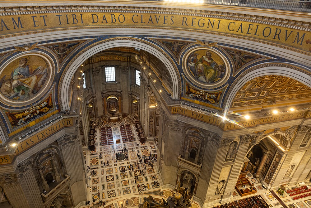Petersdom oben auf der Kuppel