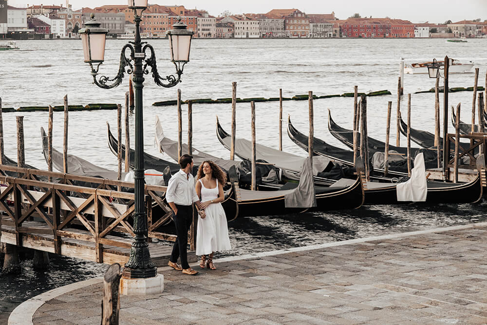 Pärchen bei Sonnenaufgang in Venedig